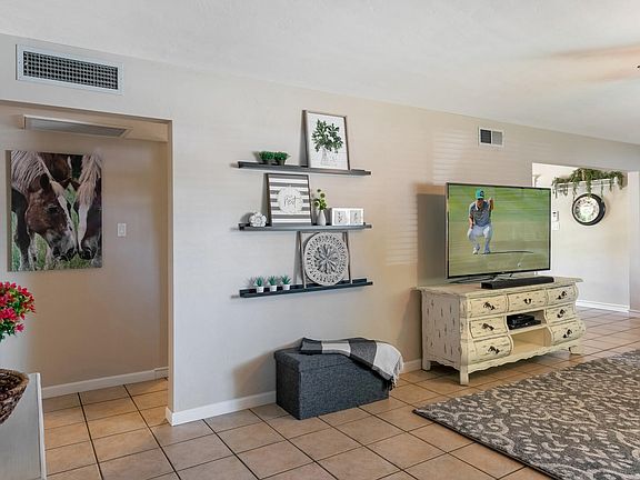 4th image of 1051 E 8th Pl
