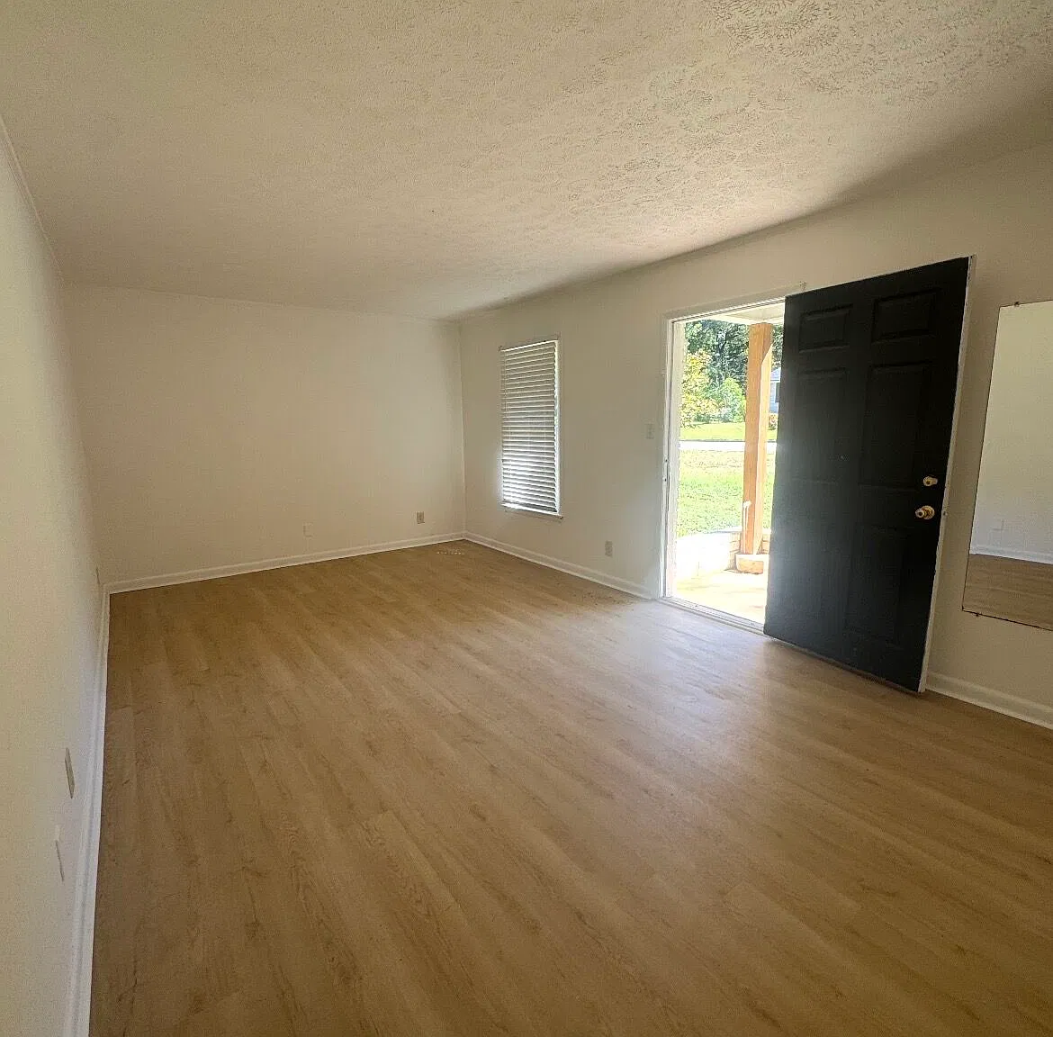 2 bed, 1.0 bath, 3712 sqft, $1,400 — Photo 2