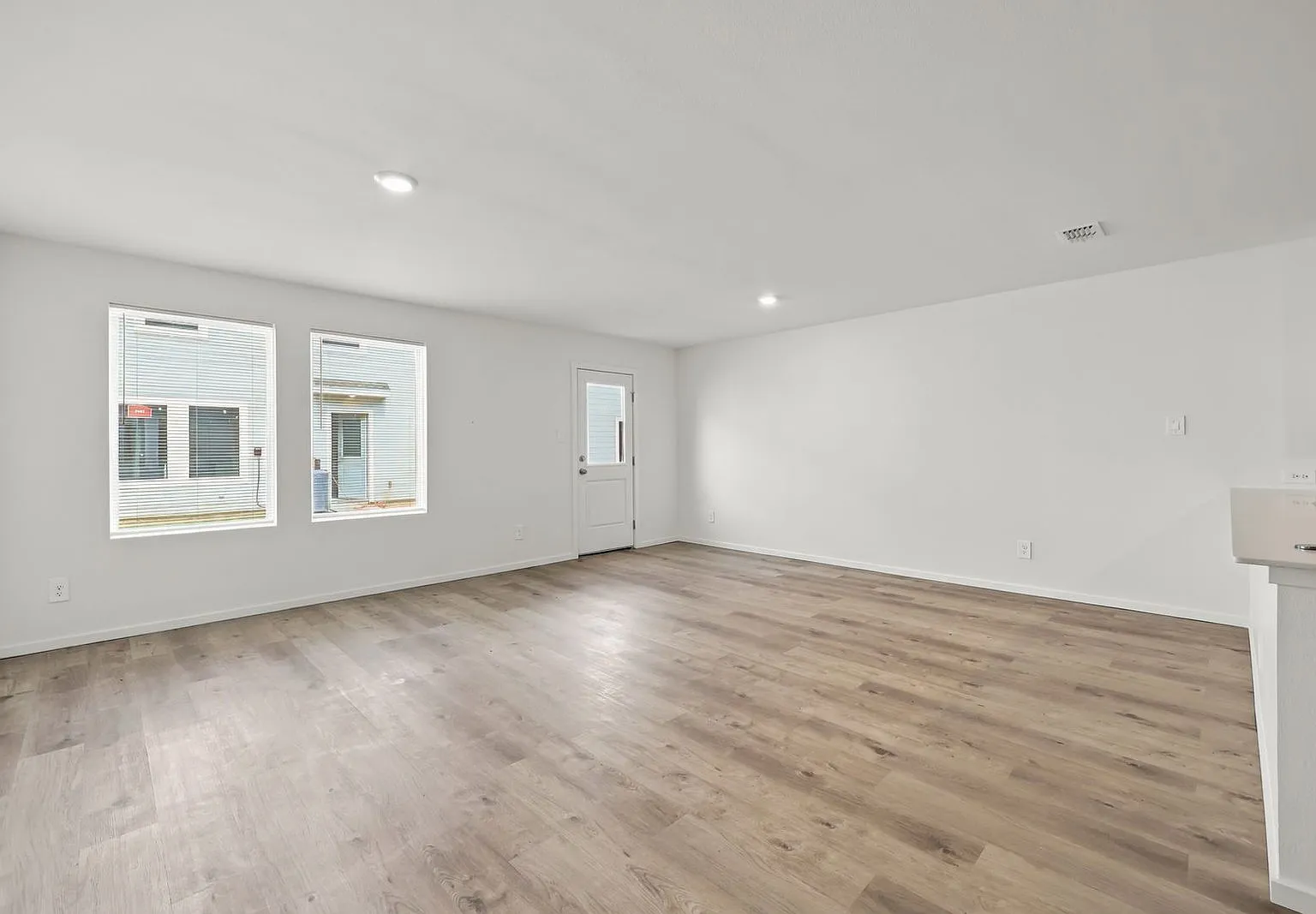 3 bed, 2.5 bath, 1386 sqft, $1,900 — Photo 4