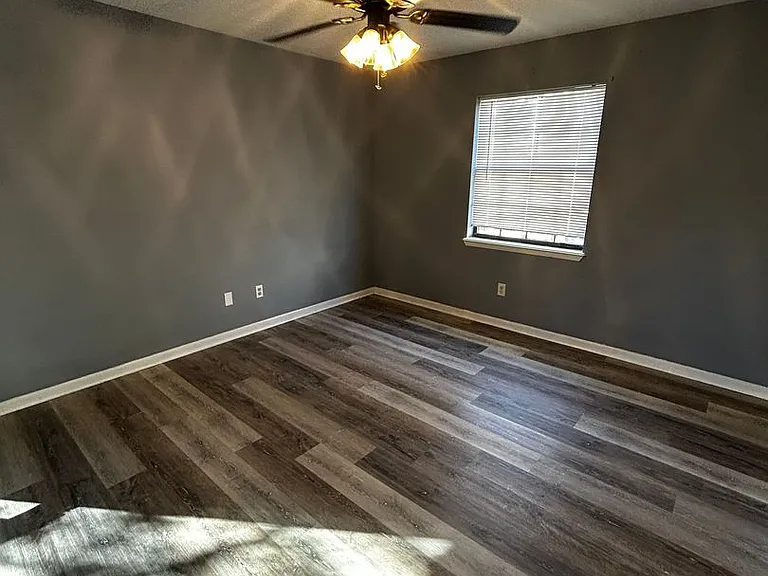 1007 W 11th Ct — Photo 10