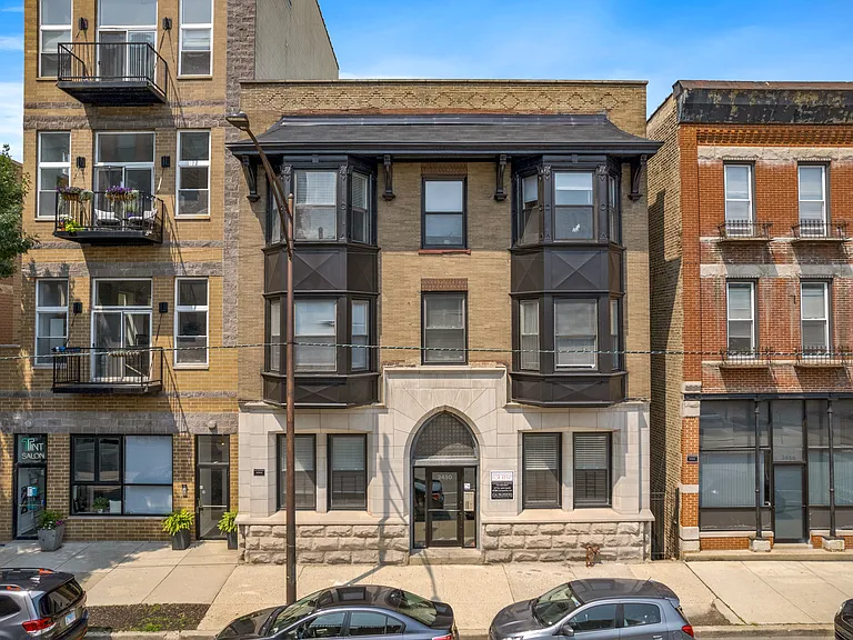 2450 1/2 N Southport Ave #301 — Photo 6