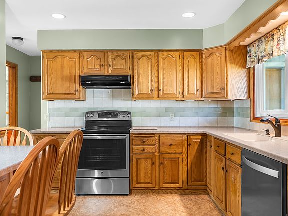 5th image of 10 Devon Dr