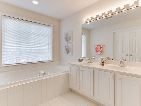 2nd image of 4063 Oak Village Lndg