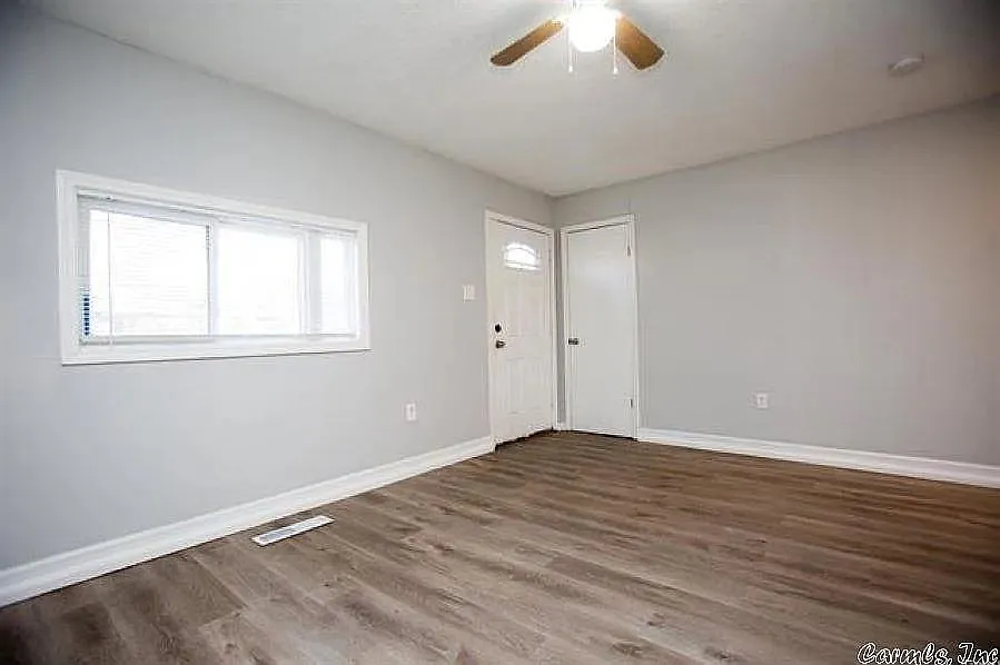 3 bed, 984 sqft, $1,050 — Photo 2
