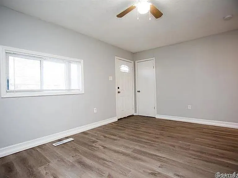 15 Eaton Dr — Photo 2