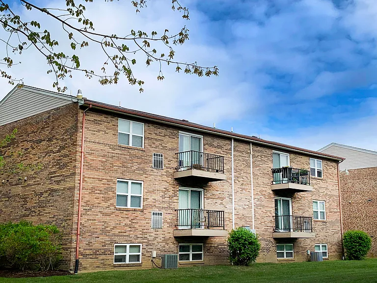 Crown Crossing Apartments — Photo 9