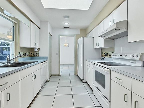 3rd image of 104 Broadmoor Ln