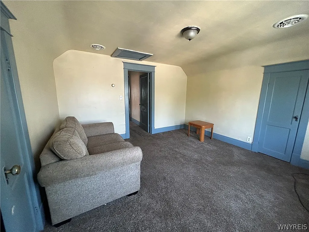 3 bed, 1.0 bath, 2412 sqft, $1,250 — Photo 3
