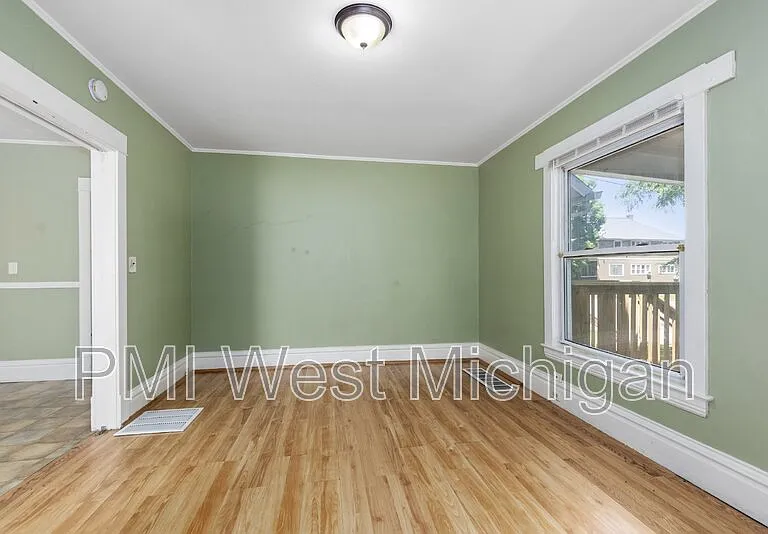 1051 Pine Ave NW — Photo 10