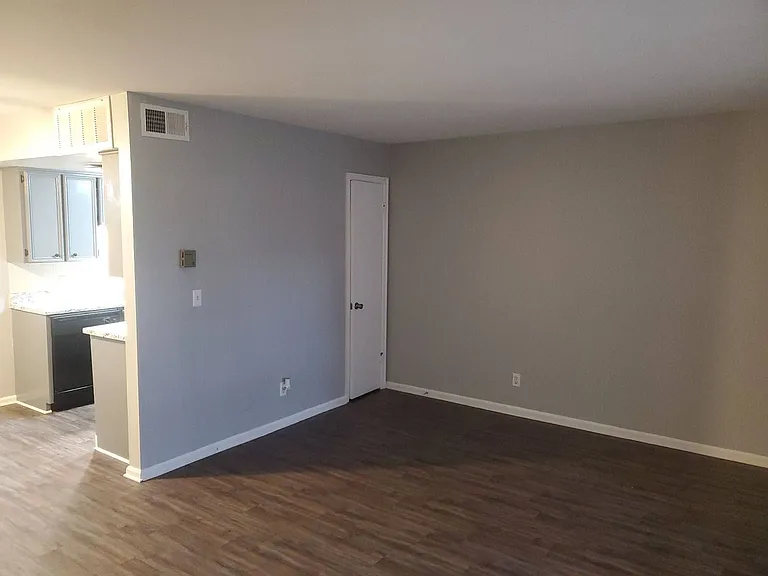 Stratford East Apartments — Photo 23