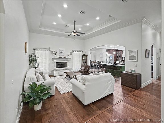 5th image of 3693 Lexington Ave