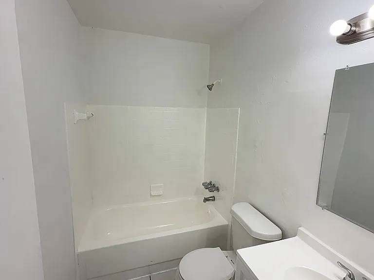 Airport Manor — Photo 29
