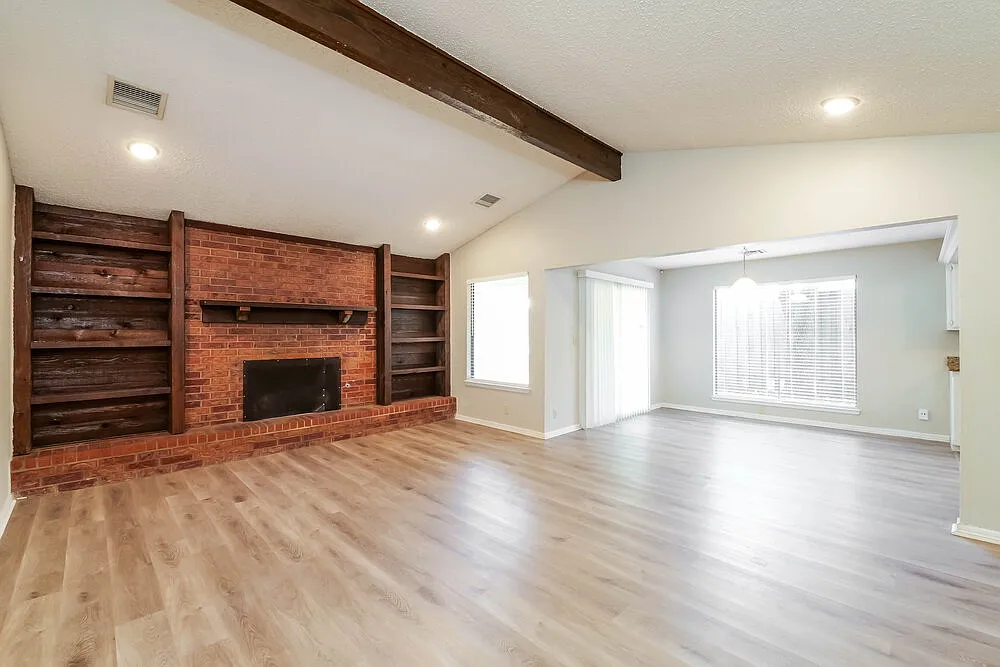 3 bed, 2.0 bath, 1660 sqft, $1,705 — Photo 3