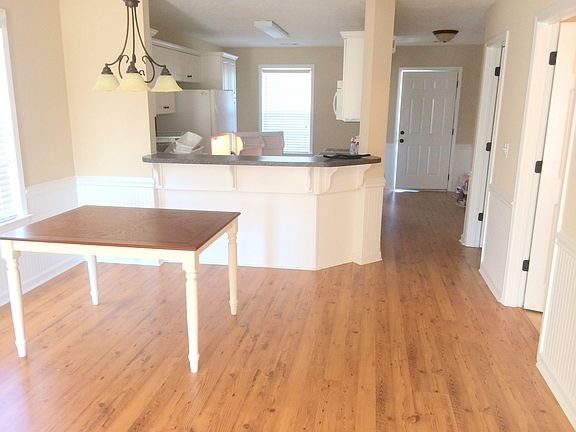 3rd image of 221 Sunview Dr