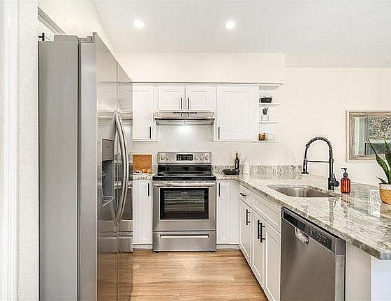 3rd image of 806A Jackson Ave E