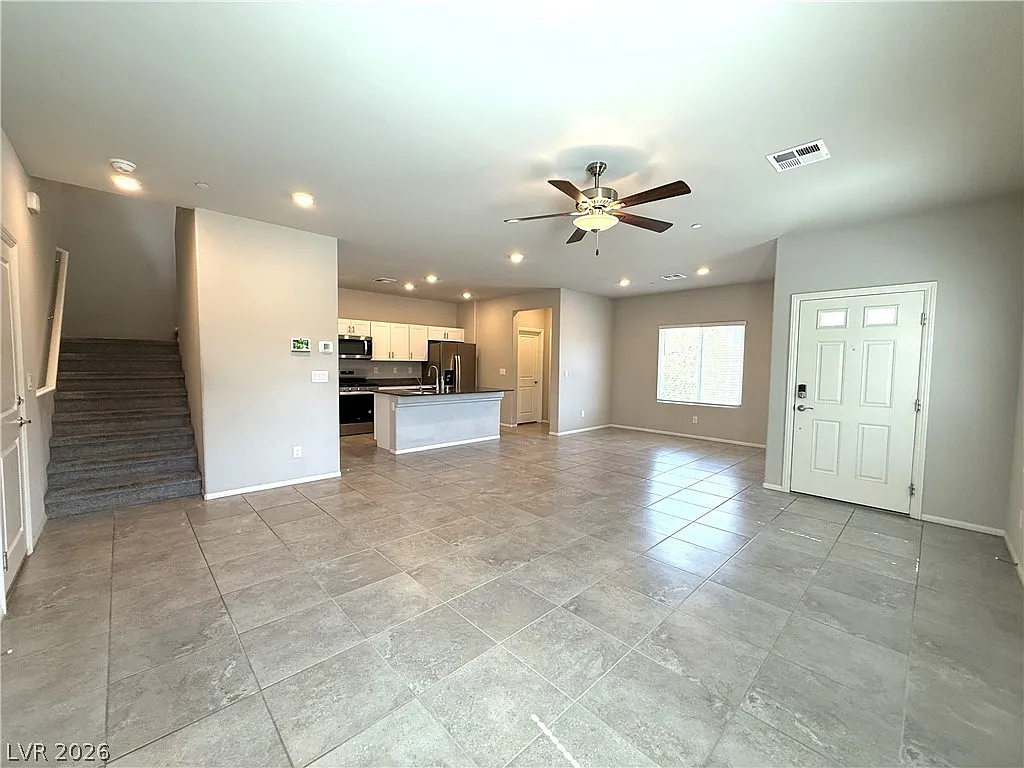 3 bed, 2.5 bath, 1820 sqft, $2,240 — Photo 2