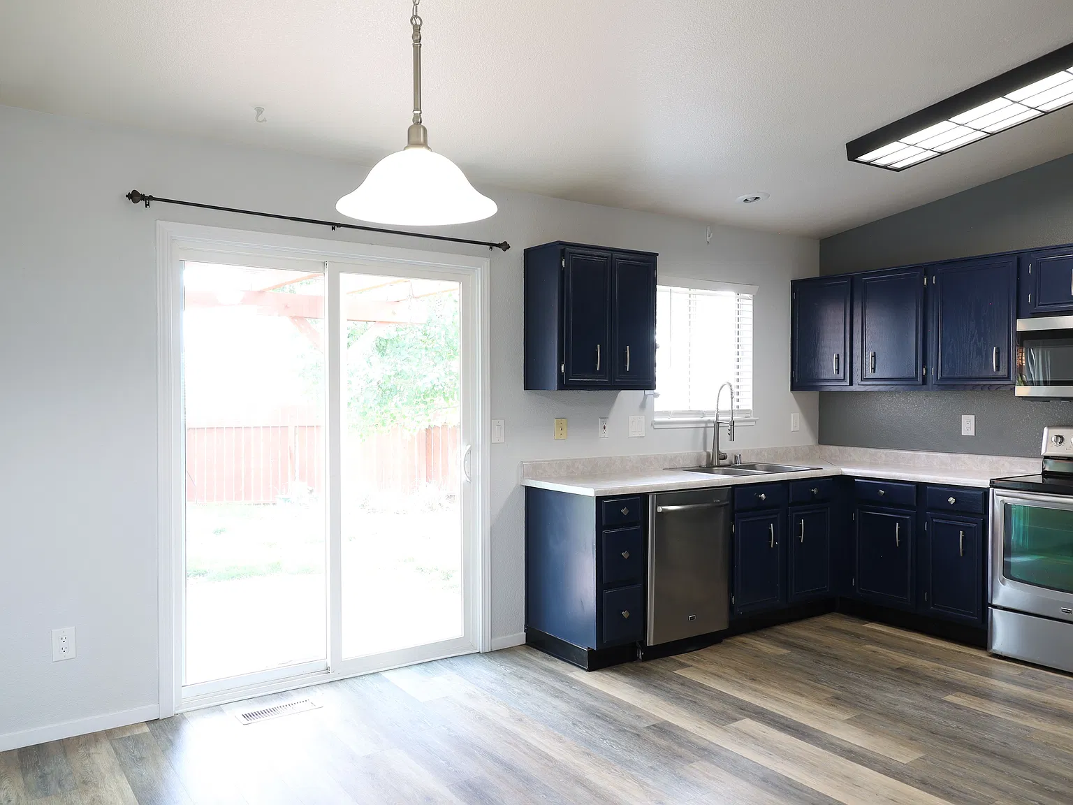 3 bed, 2.0 bath, 1304 sqft, $2,400 — Photo 4