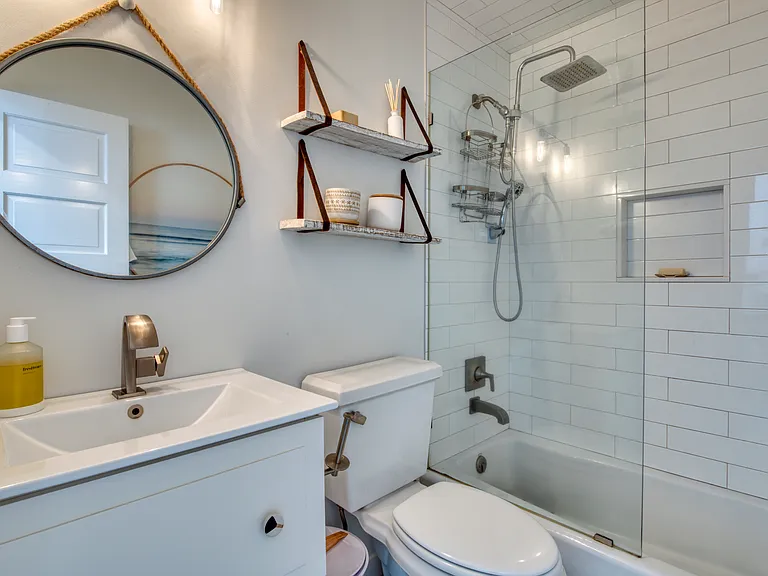 Laurel Dr — Photo 17