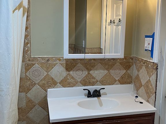 4th image of 222 W 81st St