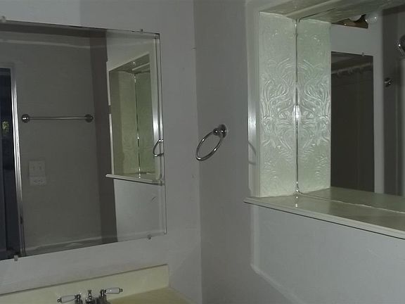 5th image of 405 Buckner St