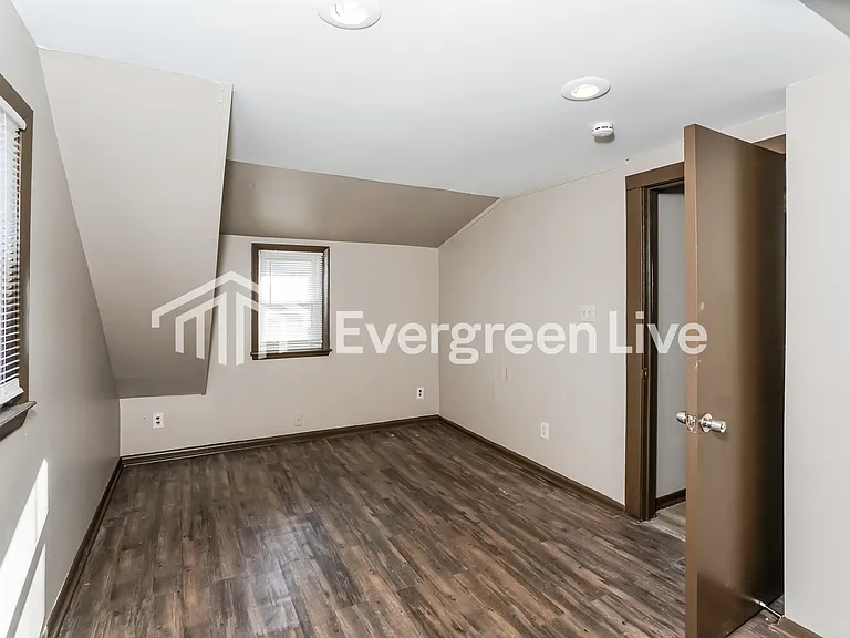 5147 N 58th St — Photo 12