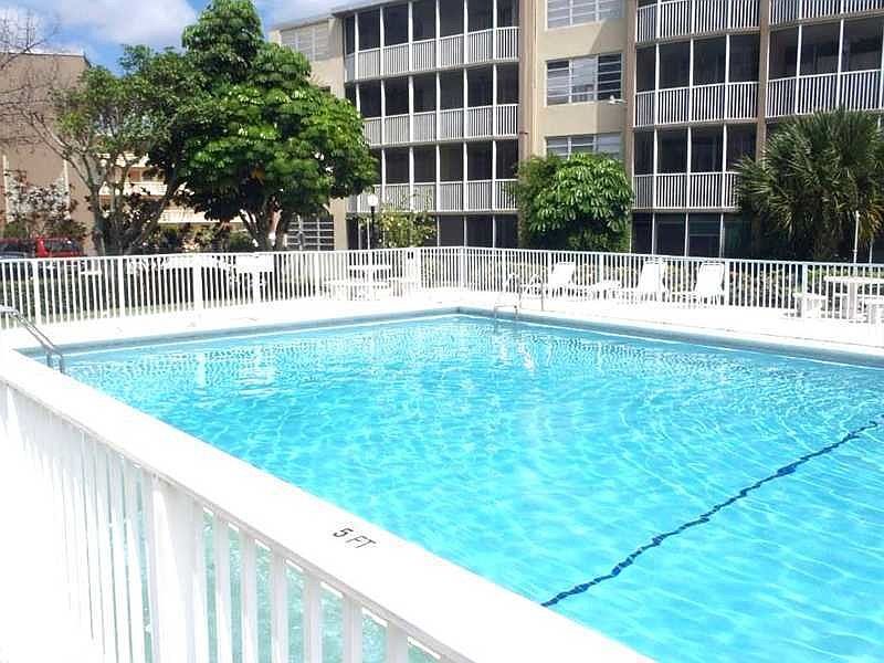 2nd image of 1750 NE 191st St APT 620