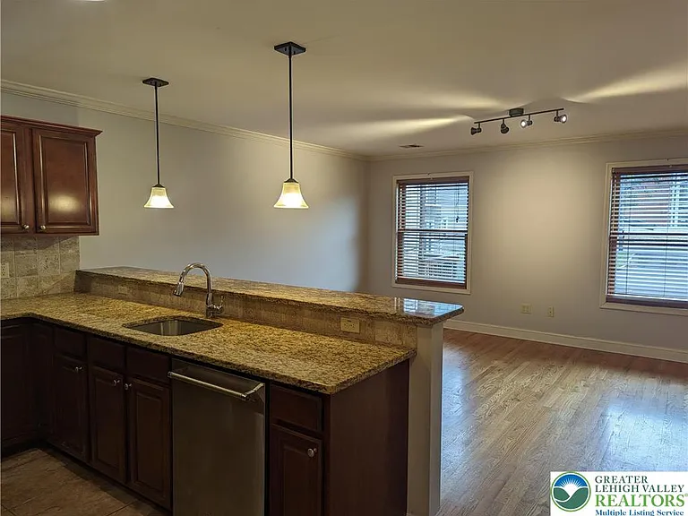 128 W 4th St #2L — Photo 3
