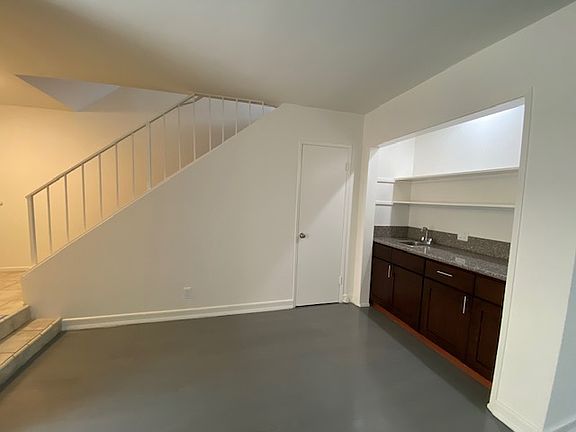 5th image of 129 Marguerita Ave APT N