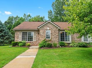 311 Countryside Ct, Highland, MI 48357