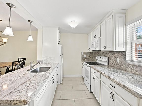 3rd image of 2223 NE 1st Court #101