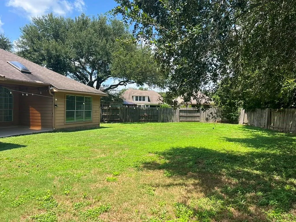 3 bed, 2.0 bath, 1935 sqft, $2,299 — Photo 4