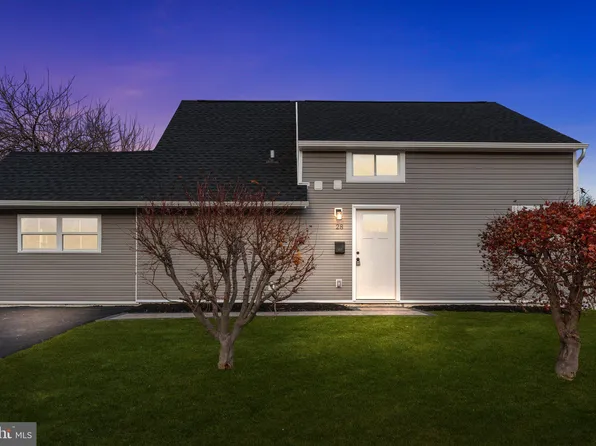 28 Aspen Ln, Levittown, PA 19055