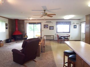 712 S Lake Hendricks Dr, Hendricks, MN 56136