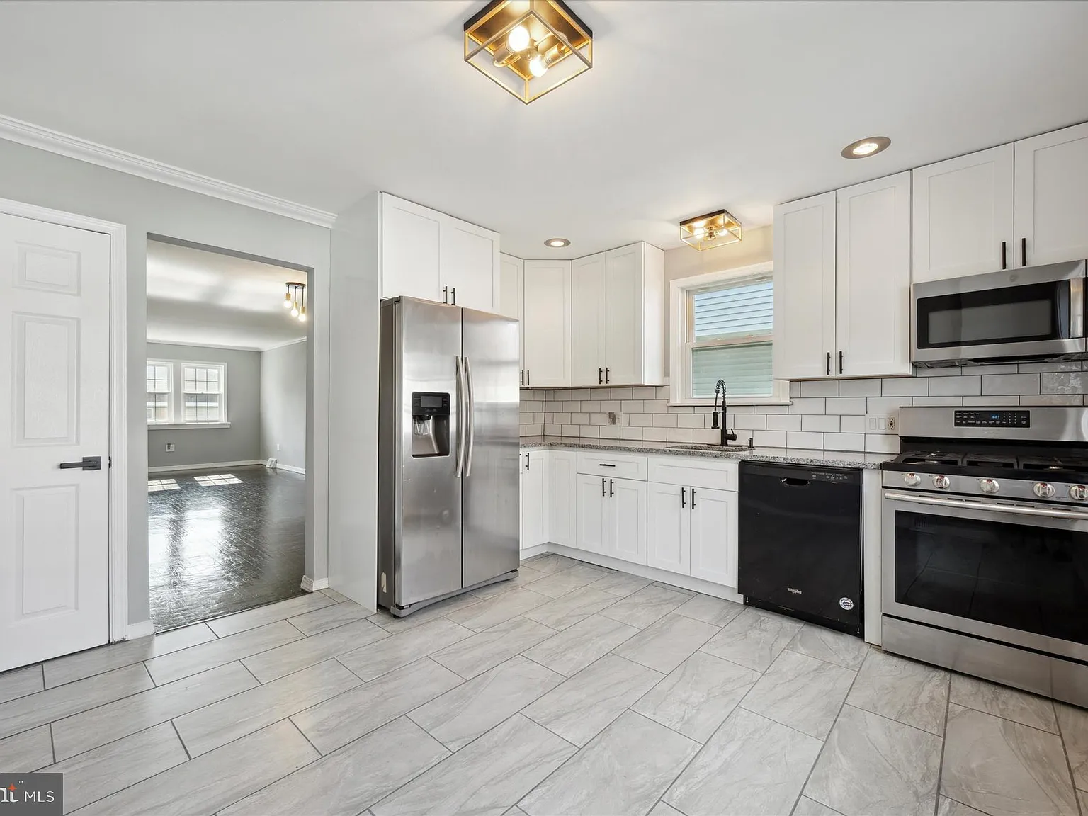 3 bed, 1.5 bath, 1307 sqft, $2,595 — Photo 2