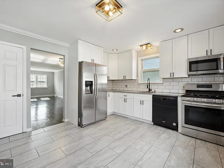 725 Mount Vernon Ave — Photo 2