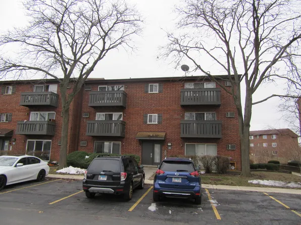 135 Pickwick Dr APT A, Schaumburg, IL 60193