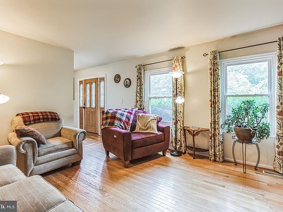 5th image of 275 Southdale Ct