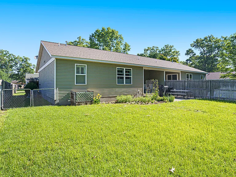 1283 N Wood St — Photo 10