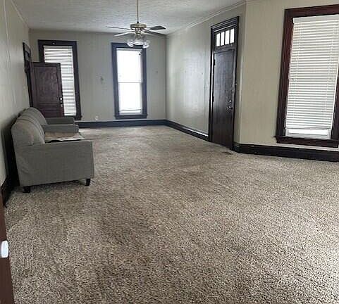 4th image of 615 Willow Ave