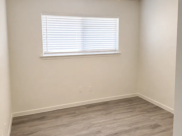 Blackwell Dr — Photo 10