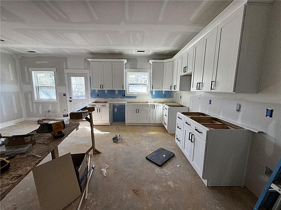 4th image of 297 Wilshire Rd NE