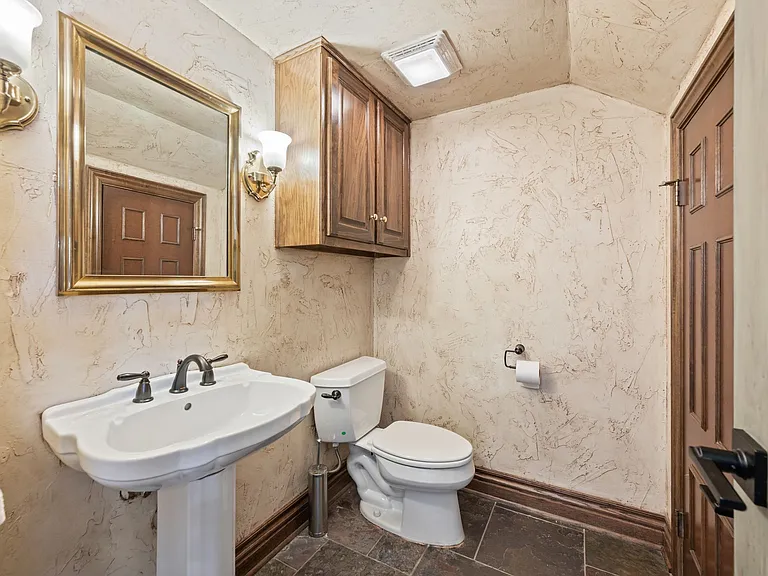 208 Highpoint Cir — Photo 9