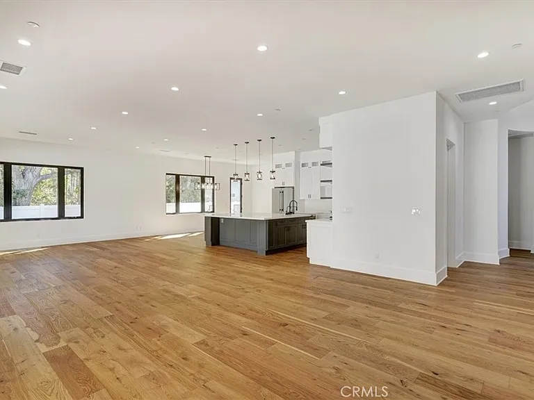 5520 Woodlake Ave — Photo 4