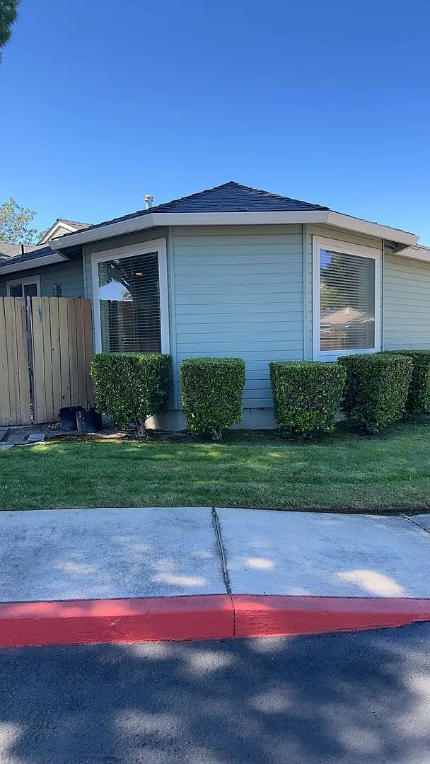 3 Bedroom 2 Bath Duplex — Photo 2