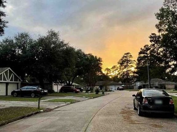 Exterior Neighborhood (street photo)