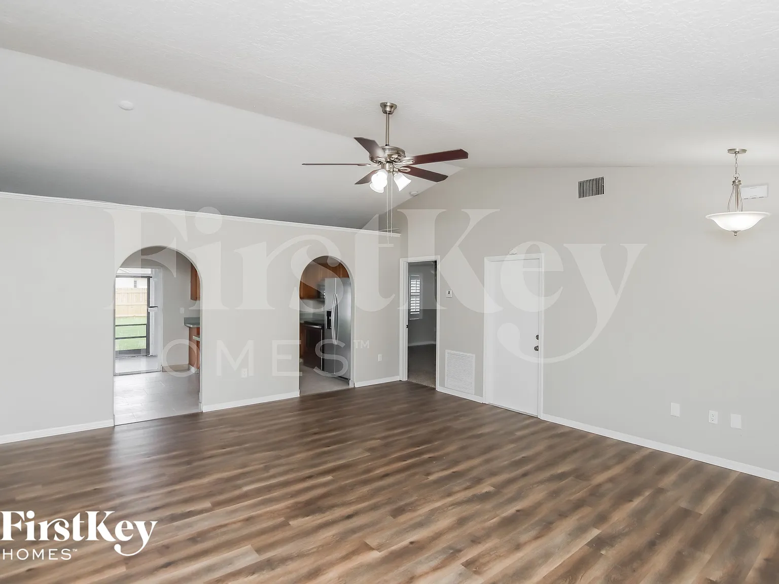 3 bed, 2.0 bath, 1215 sqft, $2,060 — Photo 4