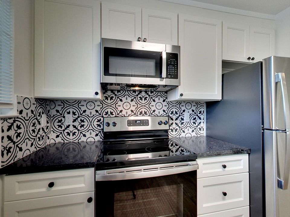 1st image of 2425 Macarthur Blvd #21