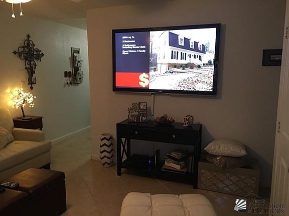 3rd image of 712 N Clavel Dr