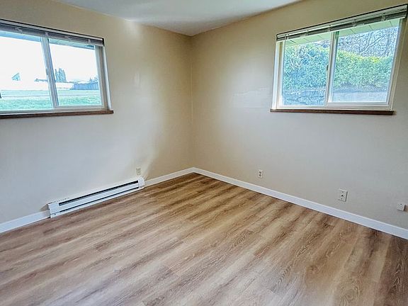 5th image of 219 NE Kettle St