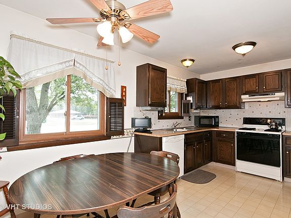 3rd image of 158 Fairfield Way